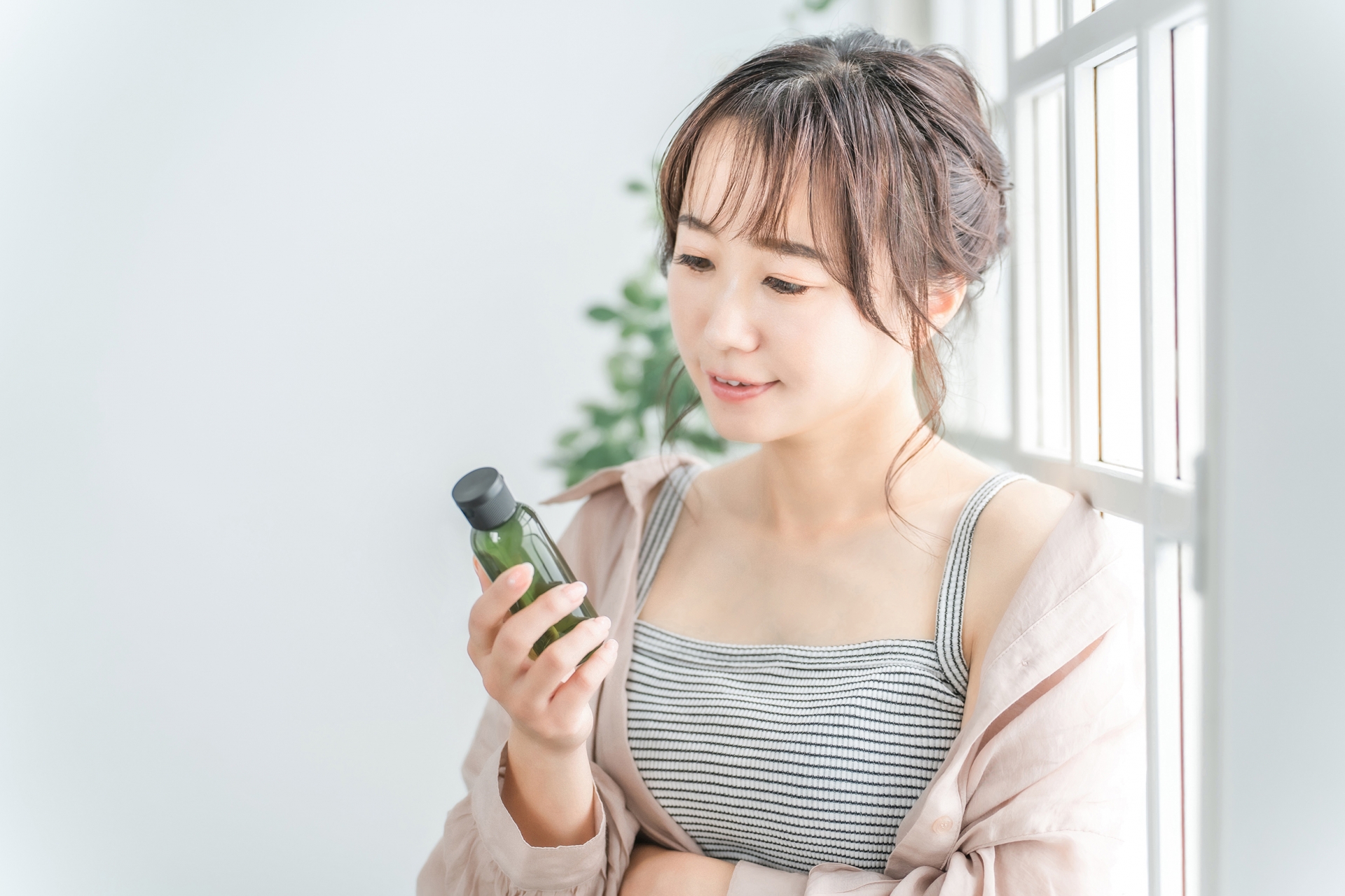 化粧品ラベルを確認する女性の写真