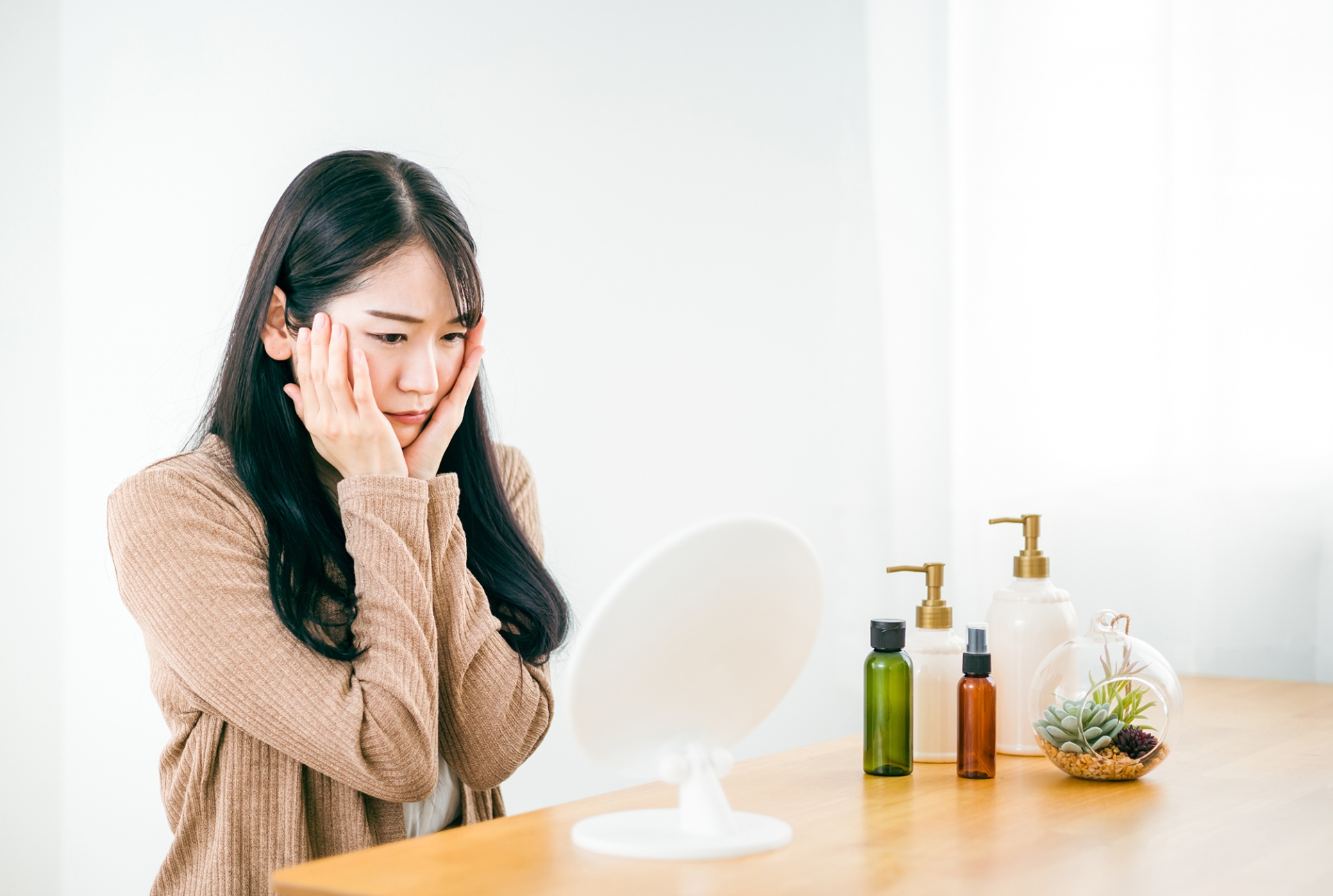 サステナブルパッケージを手に取る女性研究員のイメージ