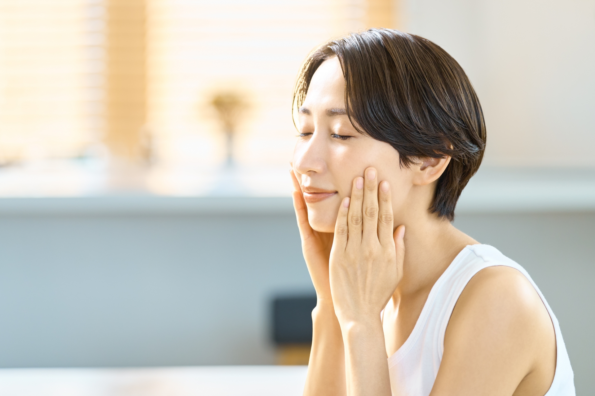 朝の身支度をしながらスキンケアを行う女性のイメージ