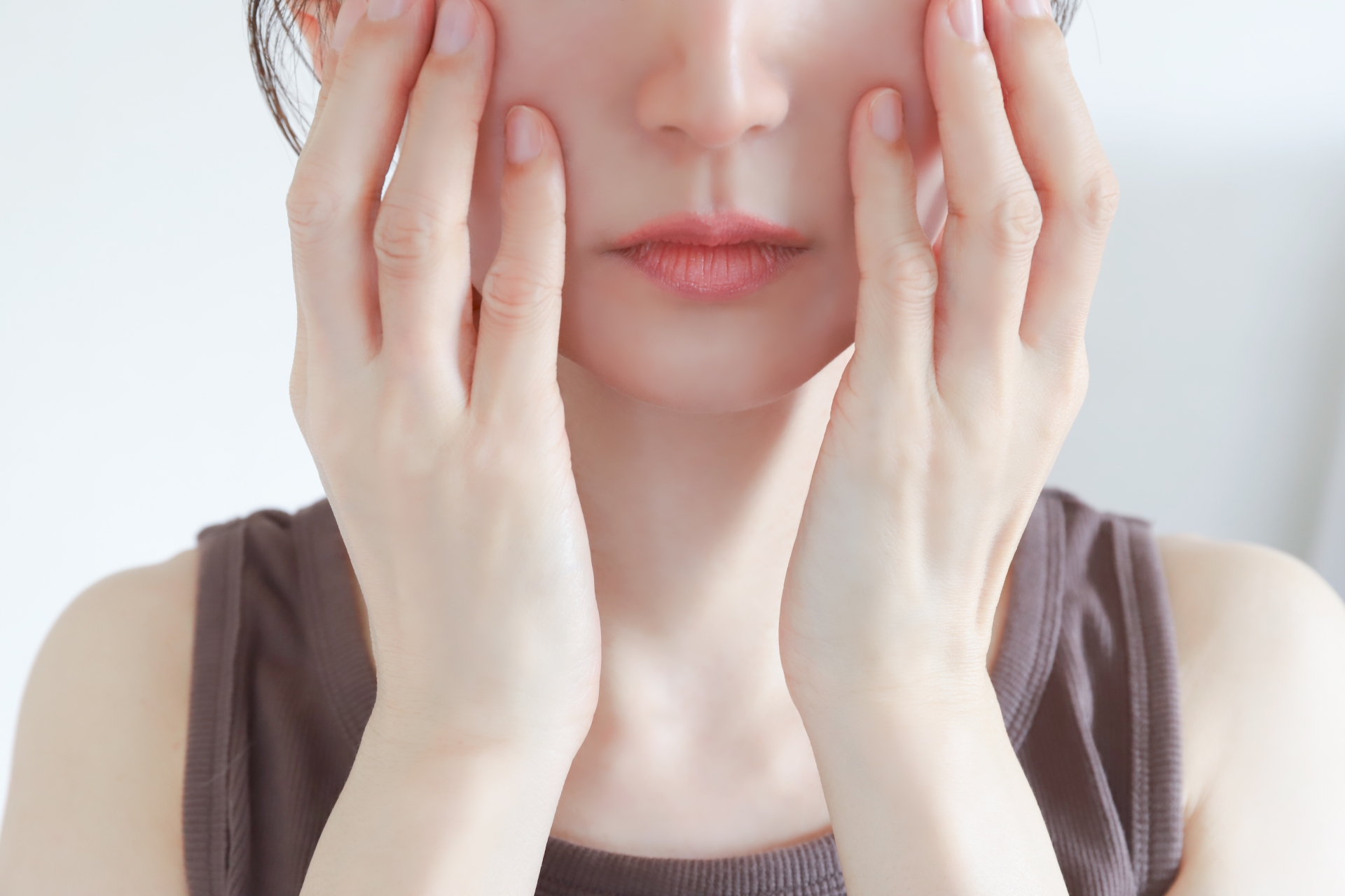秋の乾燥対策として室内でスキンケアする女性のイメージ