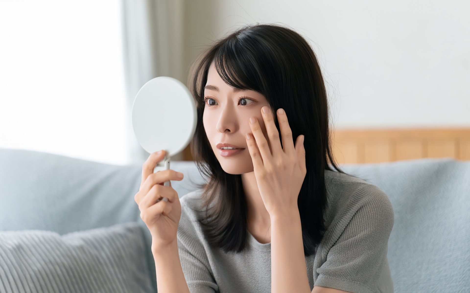 秋の乾燥対策で保湿ケアを行う女性