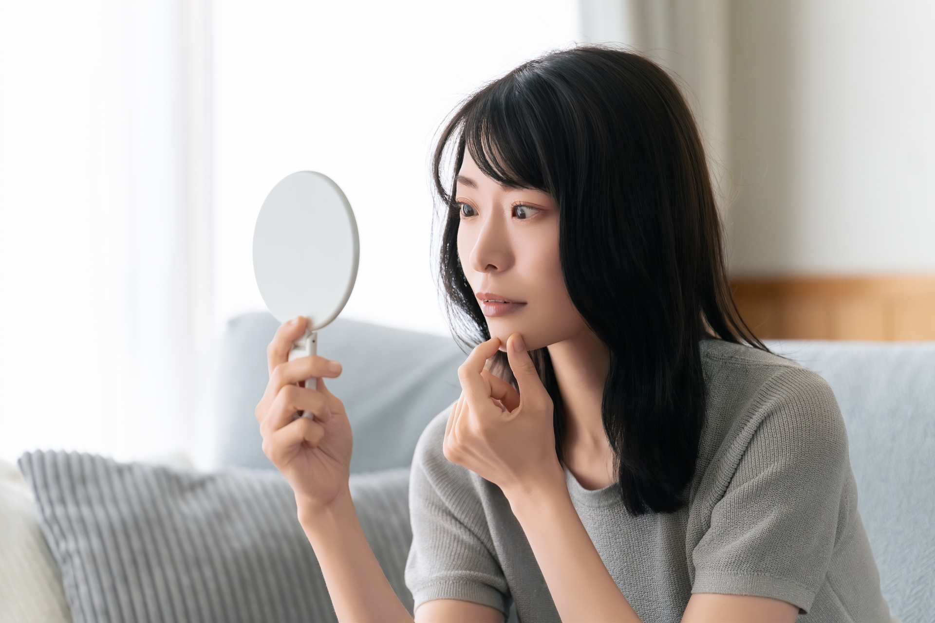 忙しい朝のながらケア美容習慣を実践するワーキングママ